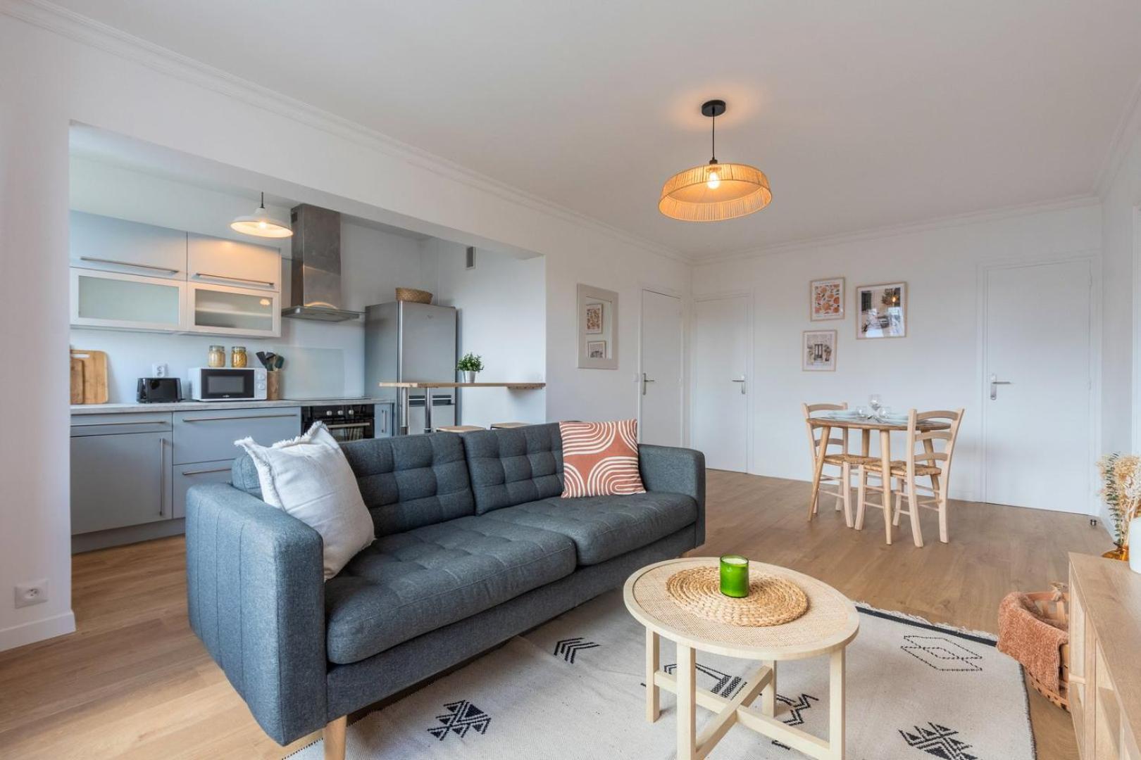 One Bedroom With Balcony, Center *