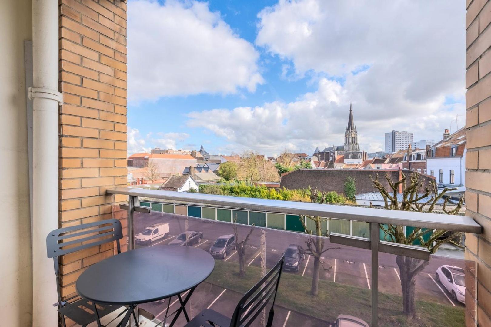 Apartment One Bedroom With Balcony, Center *