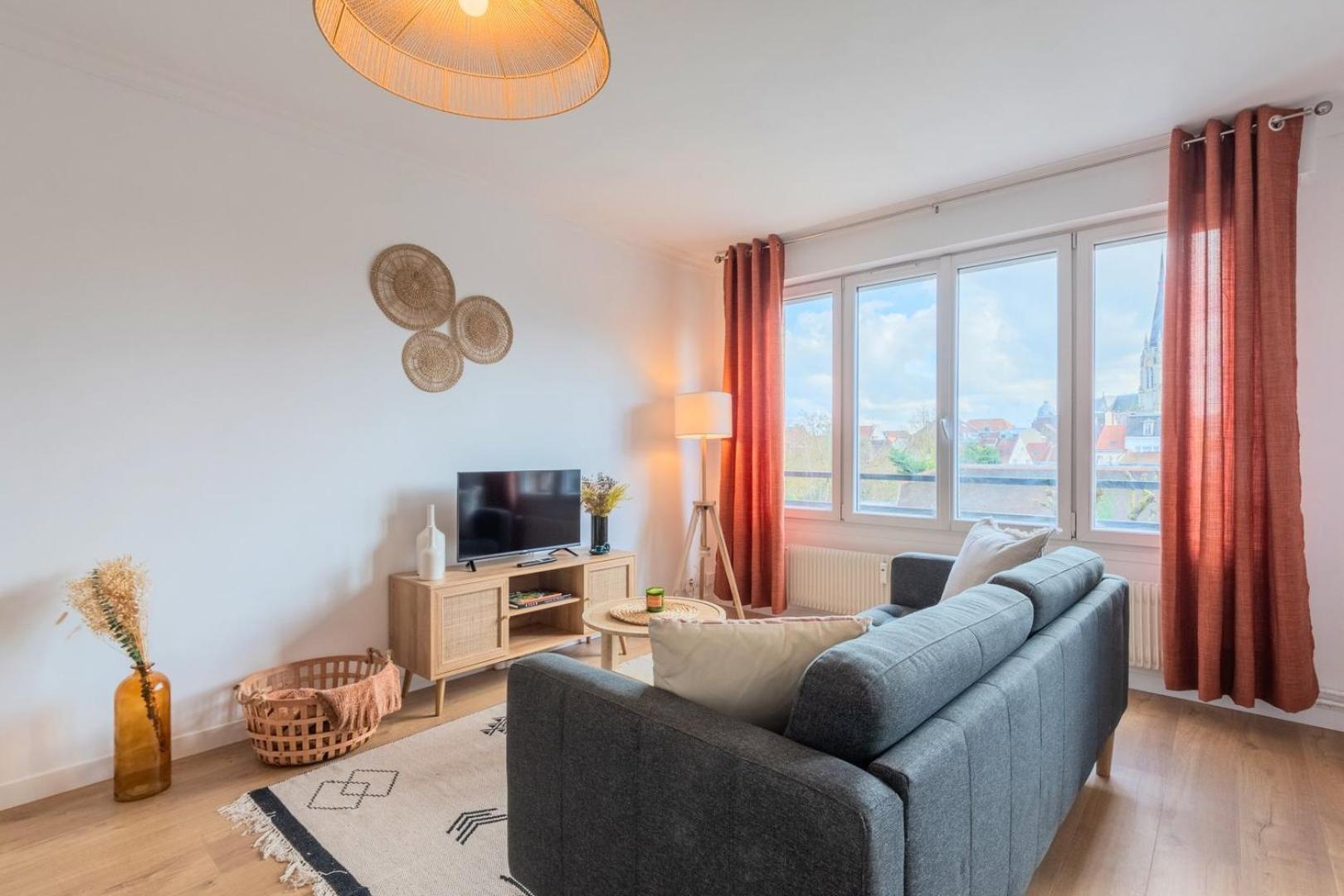 One Bedroom With Balcony, Center